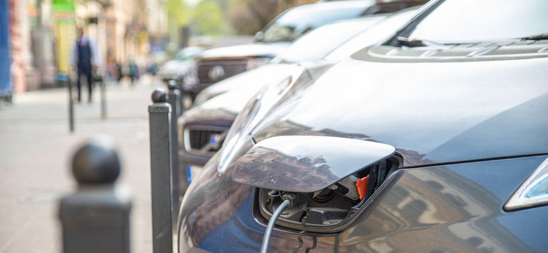 Milion samochodów elektrycznych na polskich drogach? Rząd przeholował z wymogami