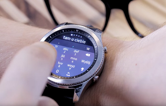 Na smartwatchu można całkiem wygodnie pisać SMS-y czy e-maile