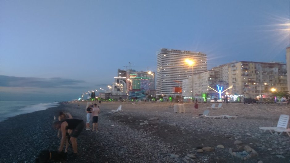 Plaża w Batumi jest kamienista.