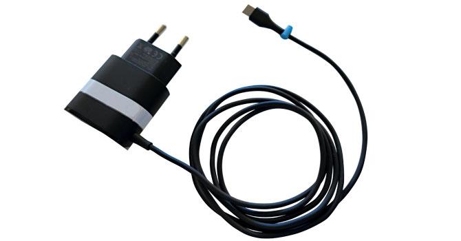 Zasilacz i kabel do ładowania są połączone na stałe. Przez to nie można ładować akumulatora przez port USB peceta, jeśli nie dokupimy odpowiedniego kabla.