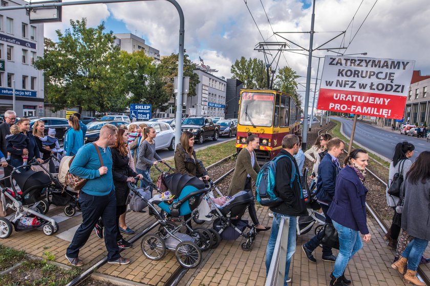 Matki protestują przed łódzkim NFZ-em w obronie szpitala Pro-Familii 