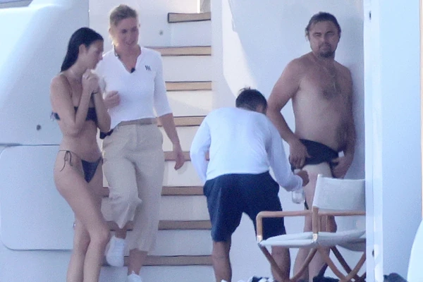 "Ne bi ga ni pogledala da nije slavan, samo mu služi KAO PARAVAN, on je gej", gore mreže zbog FOTKI Dikaprija (49) i njegove 24 godine mlađe devojke, glumac podigao šorts, TIK DO INTIMNE ZONE