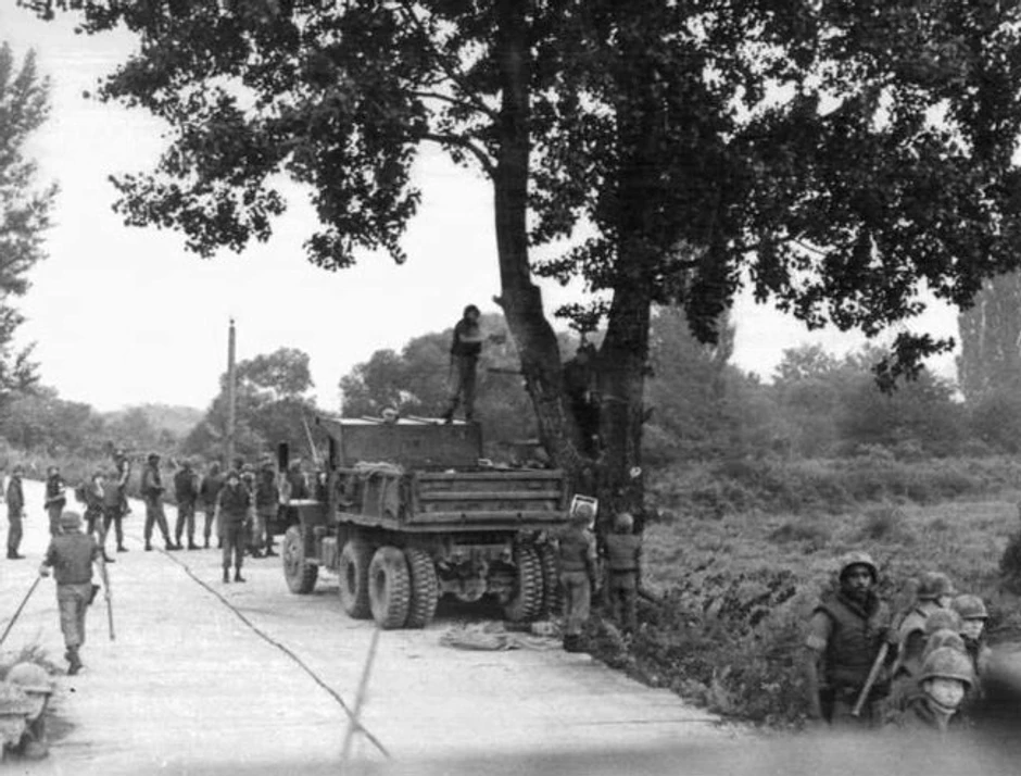 Vojnici seku topolu Kima il Sunga 21. avgusta 1976.
