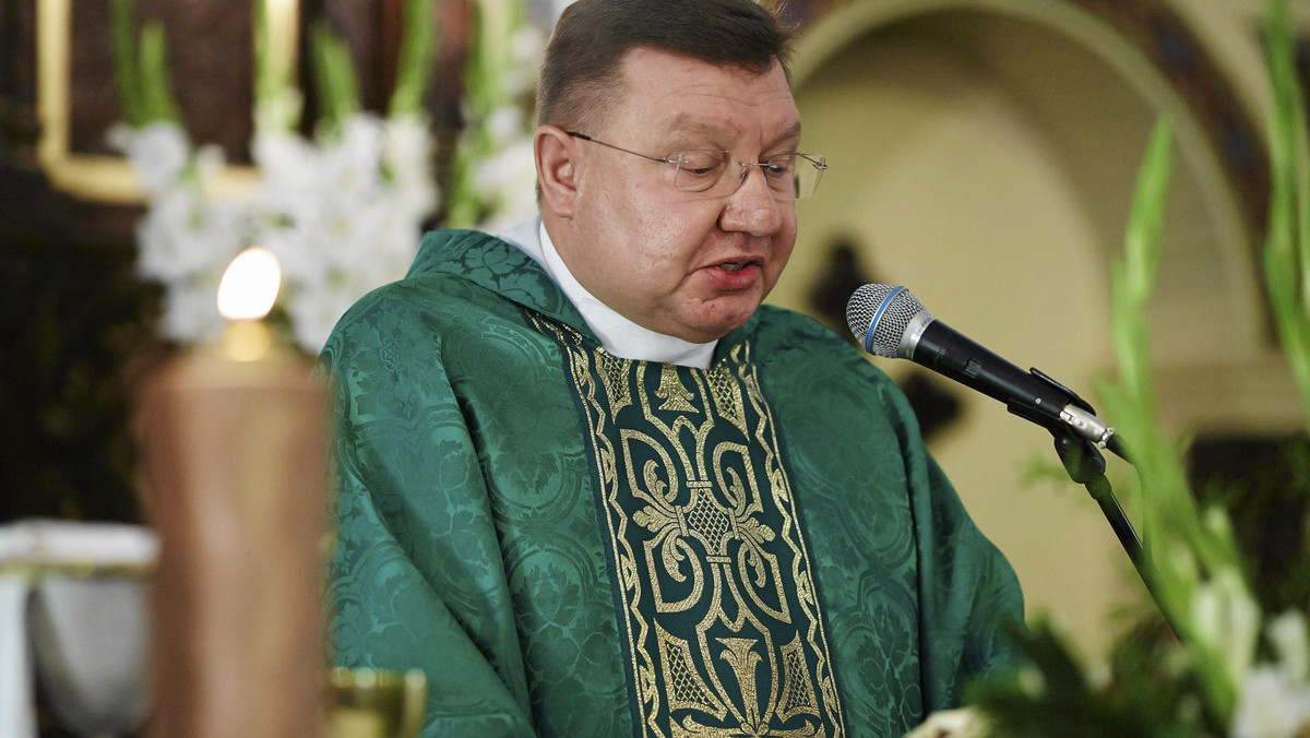 Mimo nałożonej przez arcybiskupa łódzkiego Marka Jędraszewskiego kary suspensy, ksiądz Jacek Stasiak z Aleksandrowa Łódzkiego po raz trzeci odprawił mszę świętą - informuje Radio Łódź.