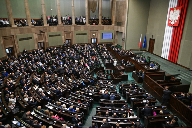 Sejm przyjął nowelizację przepisów o KSeF. Co się zmieni?