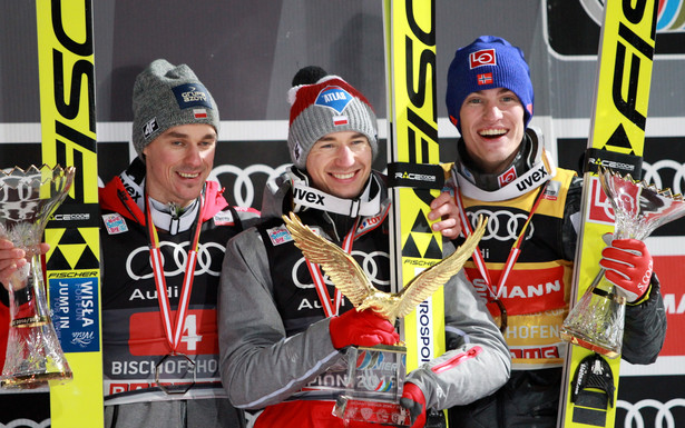 Norweg Daniel Andre Tande oraz Polacy Kamil Stoch i Piotr Żyła na podium podczas ceremonii dekoracji zwycięzców Turnieju,
