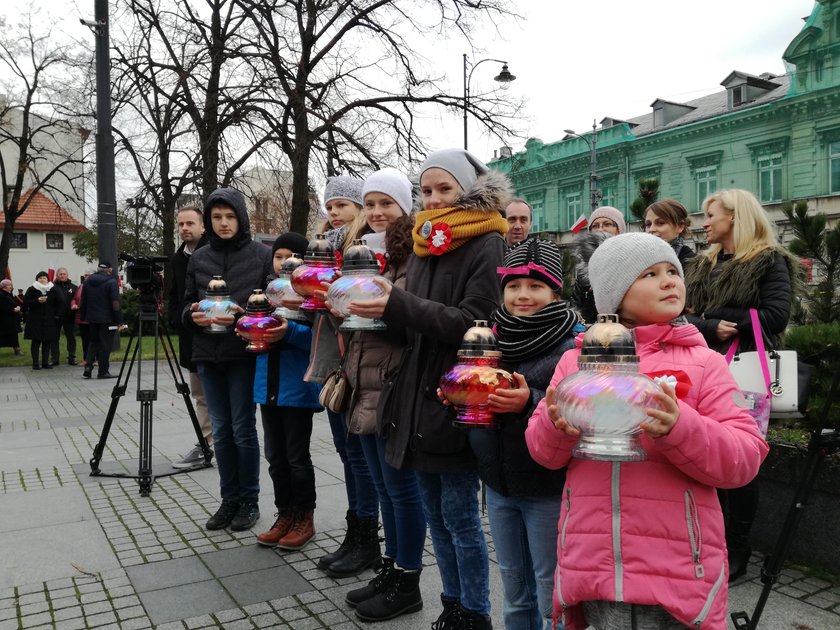 Dzieci ze Szkoły Podstawowej 164 z ogniem z pola bitwy w Kostiuchnówce na Wołyniu