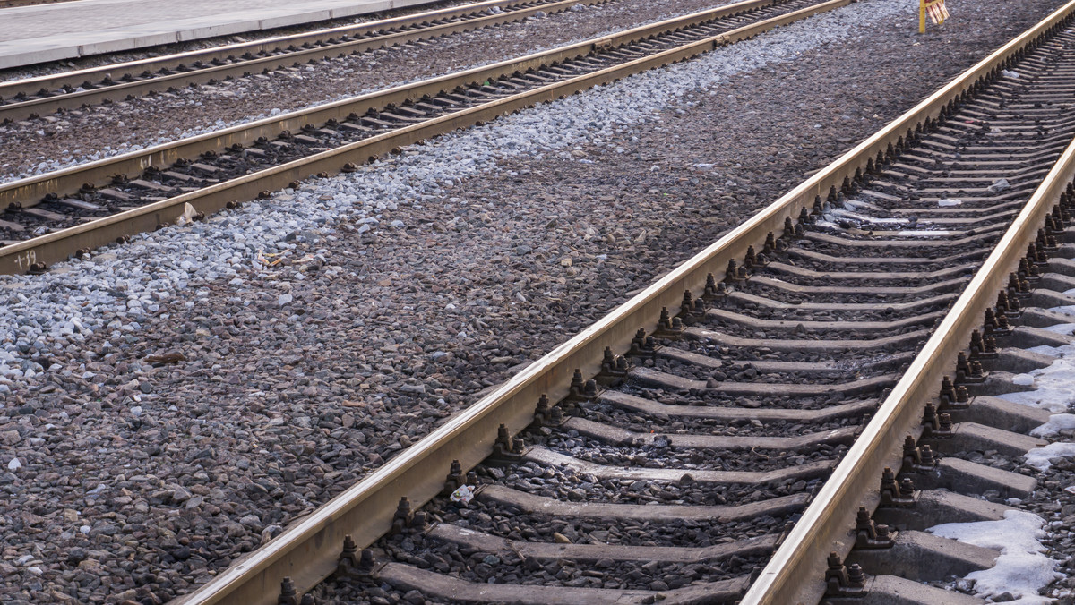 Śmiertelne potrącenie przez pociąg w Gryfinie. Wstrzymano ruch kolejowy