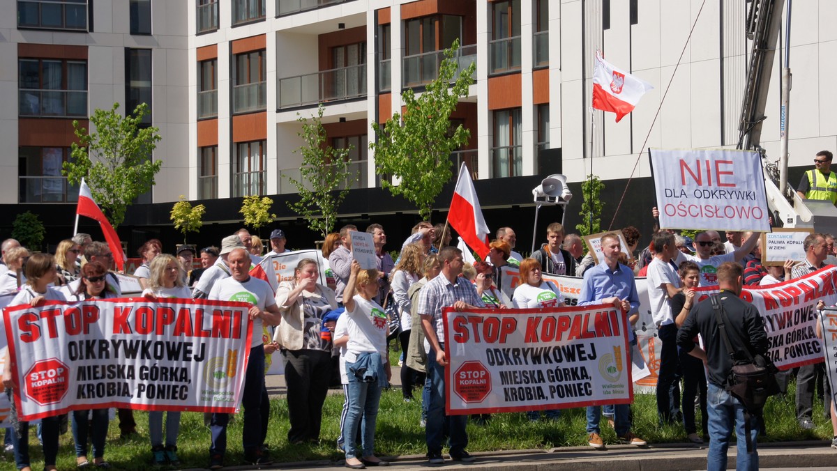 Przeciwnicy odkrywki protestowali wczoraj przed siedzibą Nationale-Nederlanden, jednego z udziałowców spółki ZE PAK planującej budowę kopalni w południowo-zachodniej Wielkopolsce. - Jesteśmy tutaj po to, by wyrazić nasz sprzeciw wobec tego typu inwestycji. Zrobimy wszystko, żeby kopalnia nie powstała - mówiła Sylwia Maćkowiak ze Stowarzyszenia Nasz Dom.