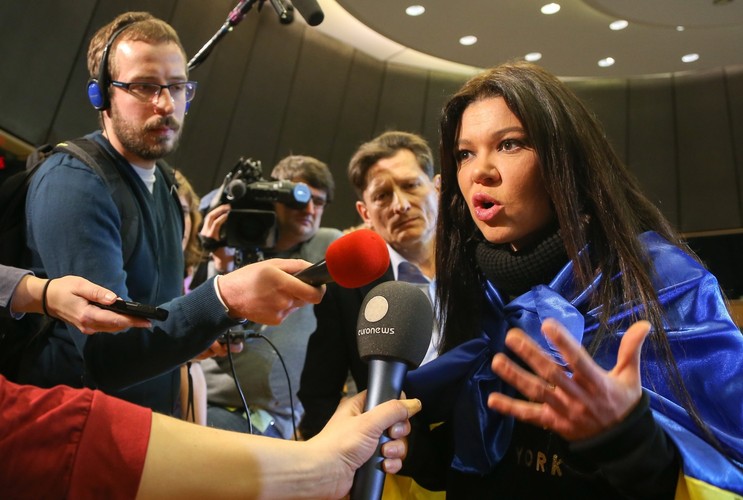 <b>Rusłana Łyżyczko gotowa na głodówkę</b>. <br></br>Ukraińska piosenkarka i jedna z liderek wystąpień antyrządowych Rusłana Łyżyczko zapowiedziała w Brukseli, że jest gotowa do podjęcia głodówki, jeśli Unia Europejska nie nałoży sankcji polityczno-ekonomicznych na ludzi Wiktora Janukowycza. Fot. EPA/JULIEN WARNAND/PAP/EPA/