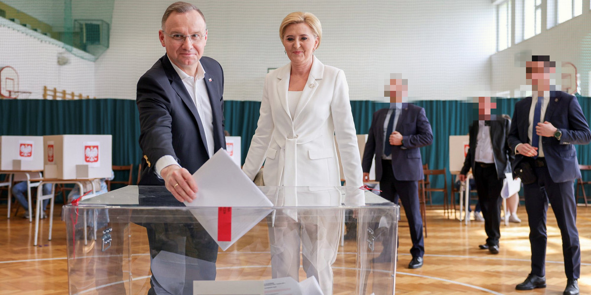 Prezydent Andrzej Duda i pierwsza dama Agata Kornhauser-Duda podczas głosowania w wyborach samorządowych