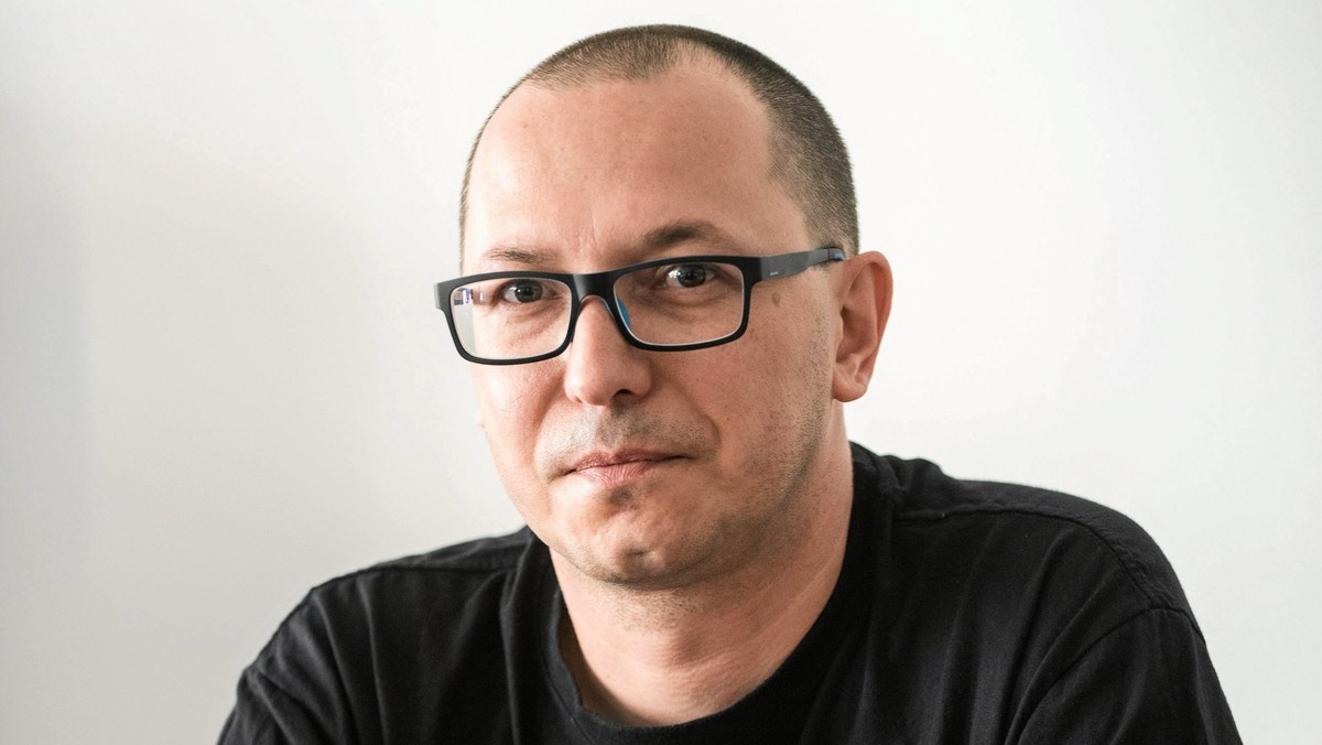 Piotr Najzer, kandydat do sejmu z listy Kukiz'15, zaprotestował dzisiaj na Starym Rynku przeciw pogrzebowi działacza komunistycznego, Stanisława Kociołka na Powązkach.