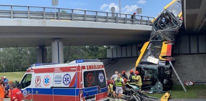 Autobus spadł z mostu. Kierowca był spóźniony i jechał szybko?