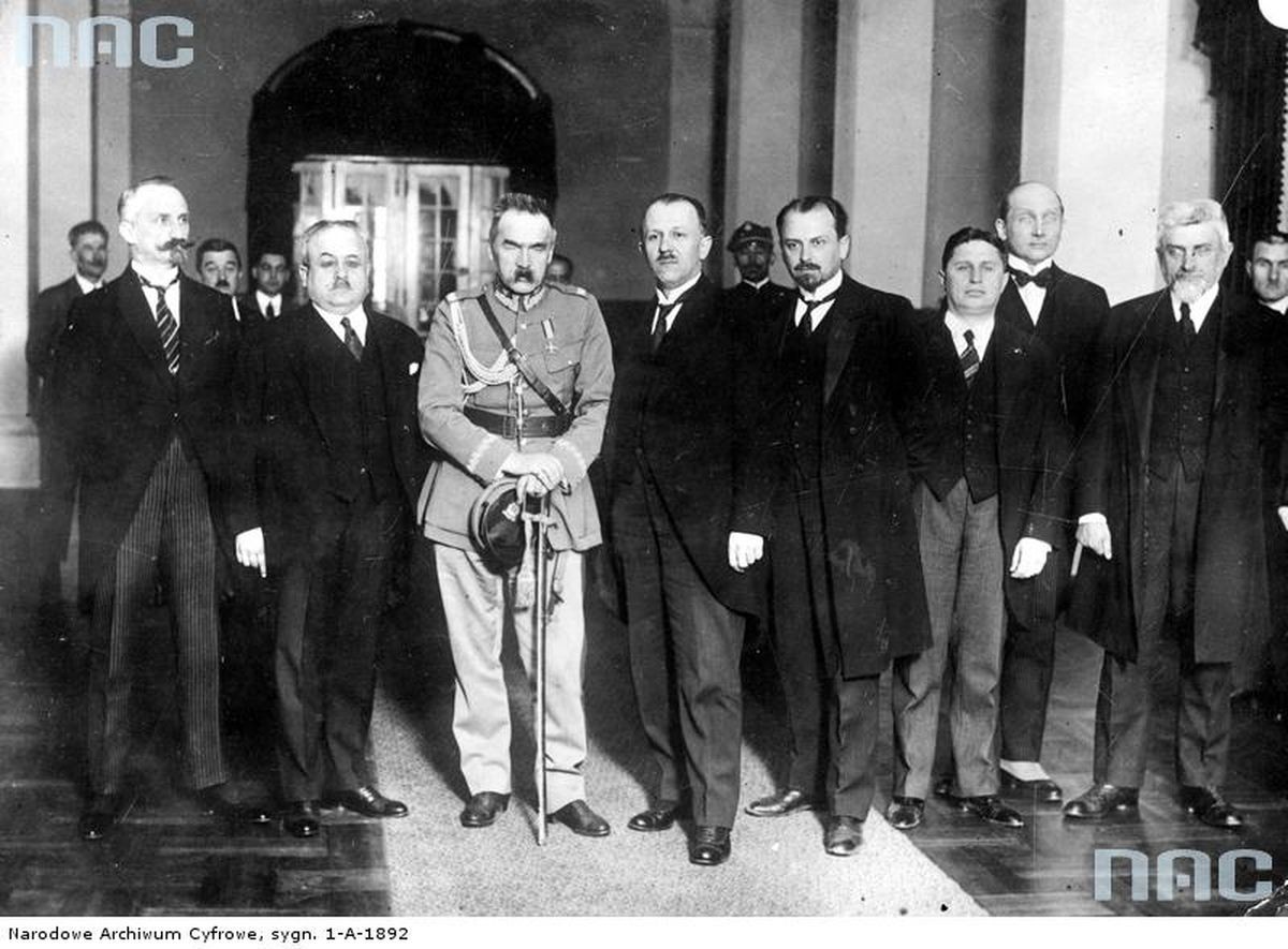 Zaprzysiężenie gabinetu Kazimierza Bartla. Widoczni od lewej: minister spraw wewnętrznych Kazimierz Młodzianowski, minister przemysłu i handlu Hipolit Gliwic, minister spraw wojskowych Józef Piłsudski, premier Kazimierz Bartel, minister sprawiedliwości Wacław Makowski, minister robót publicznych Witold Broniewski, minister spraw zagranicznych August Zaleski, minister wyznań religijnych i oświecenia publicznego Józef Mikułowski-Pomorski (15 maja 1926 r.)