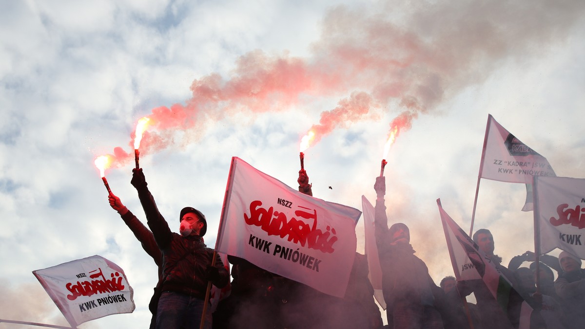 Kilkaset osób do późnych godzin wieczornych demonstrowało w trakcie kolejnej tury rozmów związków z zarządem Jastrzębskiej Spółki Węglowej. Przed siedzibą spółki w Jastrzębiu-Zdroju stanęły namioty związkowców. Protestujący krzyczą, od czasu do czasu odpalają petardy.