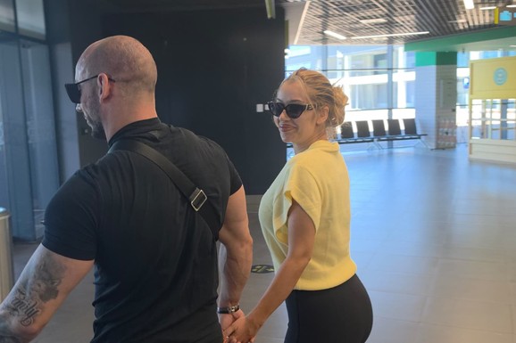 TEA TAIROVIĆ U LEŽERNOM IZDANJU NA AERODROMU Pevačica sletela iz Nemačke u pratnji supruga Ivana, a jedan LUKSUZNI DETALJ vredi pravo malo bogatstvo! (VIDEO)
