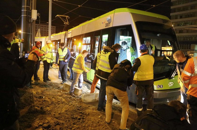 Tramwaje zatrzymane w Olsztynie przez krawężnik