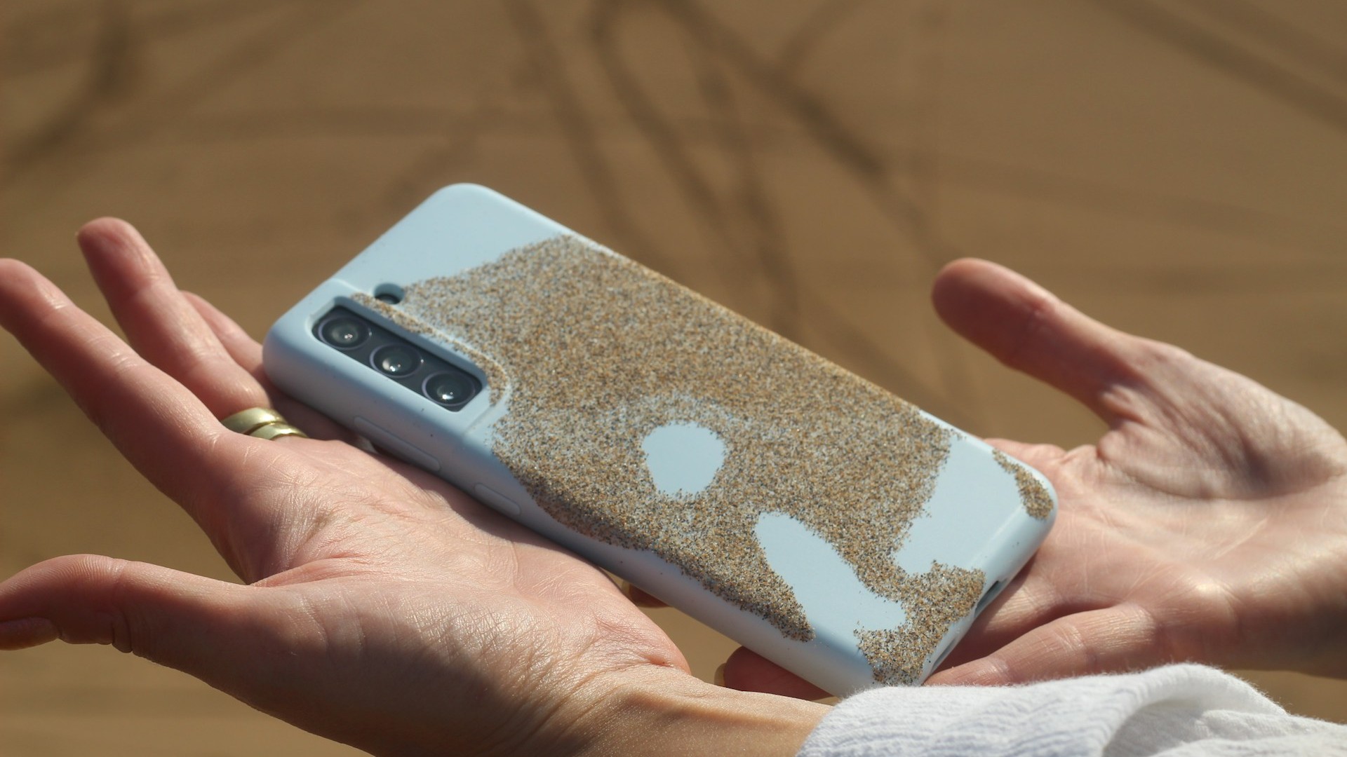 Ai dat peste 5.000 de lei pe un iPhone 17, dar îl protejezi cu o husă de 20 de lei?
