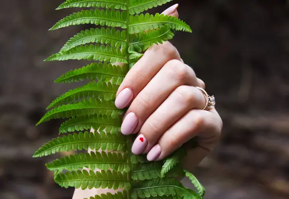 Manicure kombinowany podbija światowe trendy. Z łatwością wykonasz go w domu