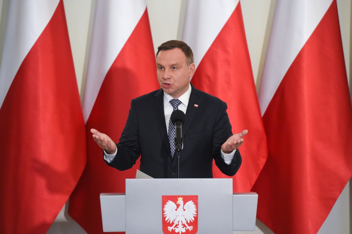 "3/5 jako zasada, jako tryb podstawowy. W przypadku, gdyby nie udało się w terminie wybrać w ten sposób sędziów do KRS, będzie włączał się drugi tryb, taki, że każdy poseł ma jeden głos" - tłumaczył prezydent.
