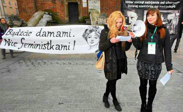 Kobiety z Młodzieży Wszechpolskiej demonstrowały w Warszawie. "Wchodzimy w męskie role, kiedy naszym mężczyznom źle się dzieje"