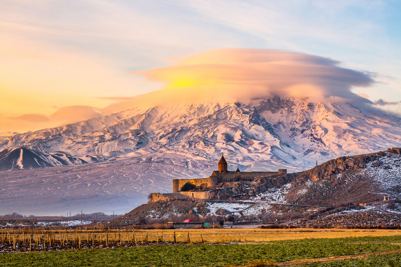 9. Armenia. Krainę doskonałych koniaków, jaką jest Armenia w 2015 zdecydowało się odwiedzić 1,1 mln turystów. Na zdjęciu widok na świętą górę Ormian - Ararat, która leży jednak w całości na terytorium Turcji. Na pierwszym planie ormiański klasztor Khor Virap