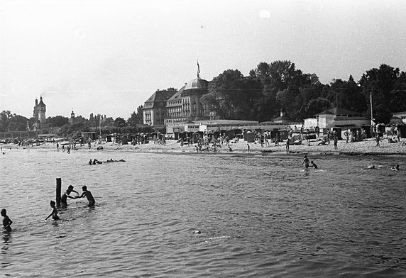 Plaża i Grand Hotel w 1958 r. Źródło: fortepan.hu/Lencse Zoltán