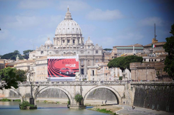 Afera w Rzymie. Watykan pozwolił, by wielka reklama zasłoniła Bazylikę św. Piotra