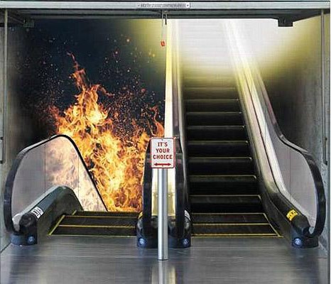 Dzięki gustownej fototapecie nudne drzwi do garażu zyskują zupełnie nowy charakter