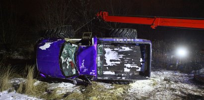 Monster truck dachował. W środku zakleszczeni ludzie