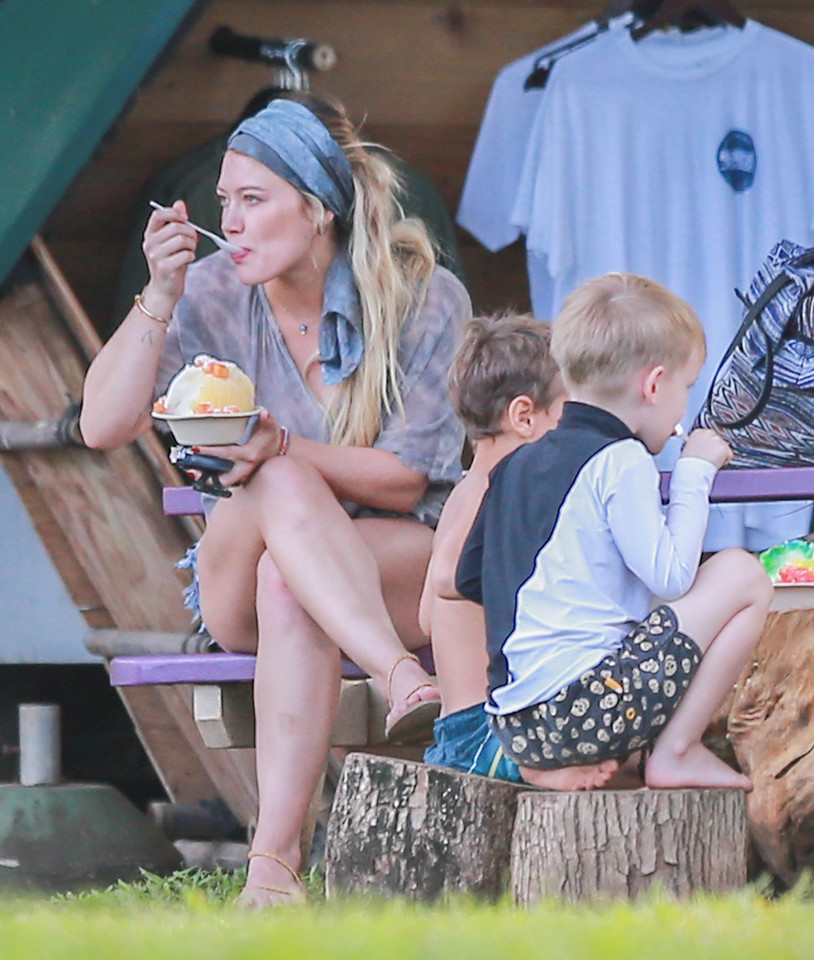 Hillary Duff na plaży z synem