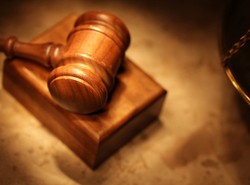 Wjechała po pijaku do przejścia podziemnego. Trafi na obserwację psychiatryczną