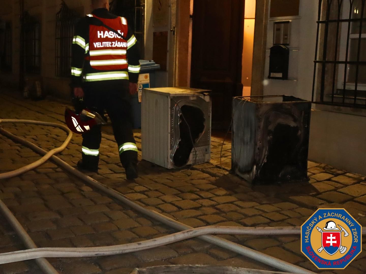 V piatok krátko po polnoci horel byt na Baštovej ulici v Bratislave.