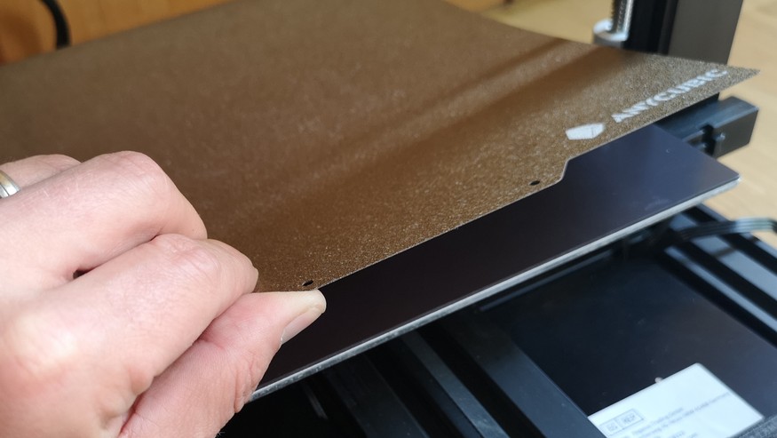 Das Federstahlblech des Anycubic Vyper bietet sehr gute Haftung und bequemes Handling.