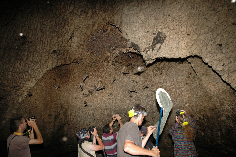 Naukowcy w jaskini Azoch