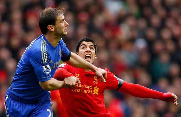 Liga angielska: Luis Suarez pogryzł piłkarza Chelsea. WIDEO
