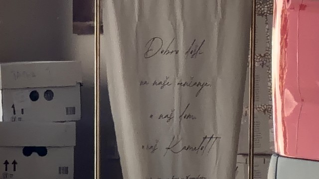 Natpis na dan venčanja Jelene Jovičić