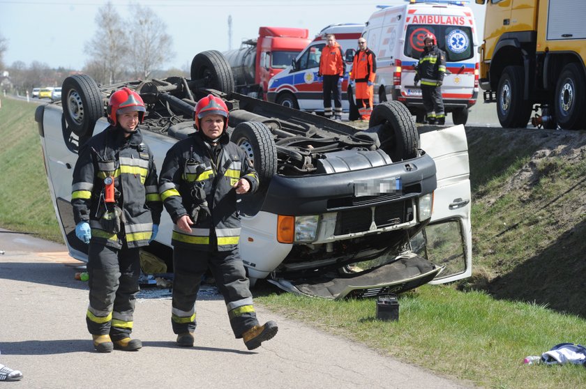 Kierowca pędził i rozbił busa z ludźmi pod Olsztynem