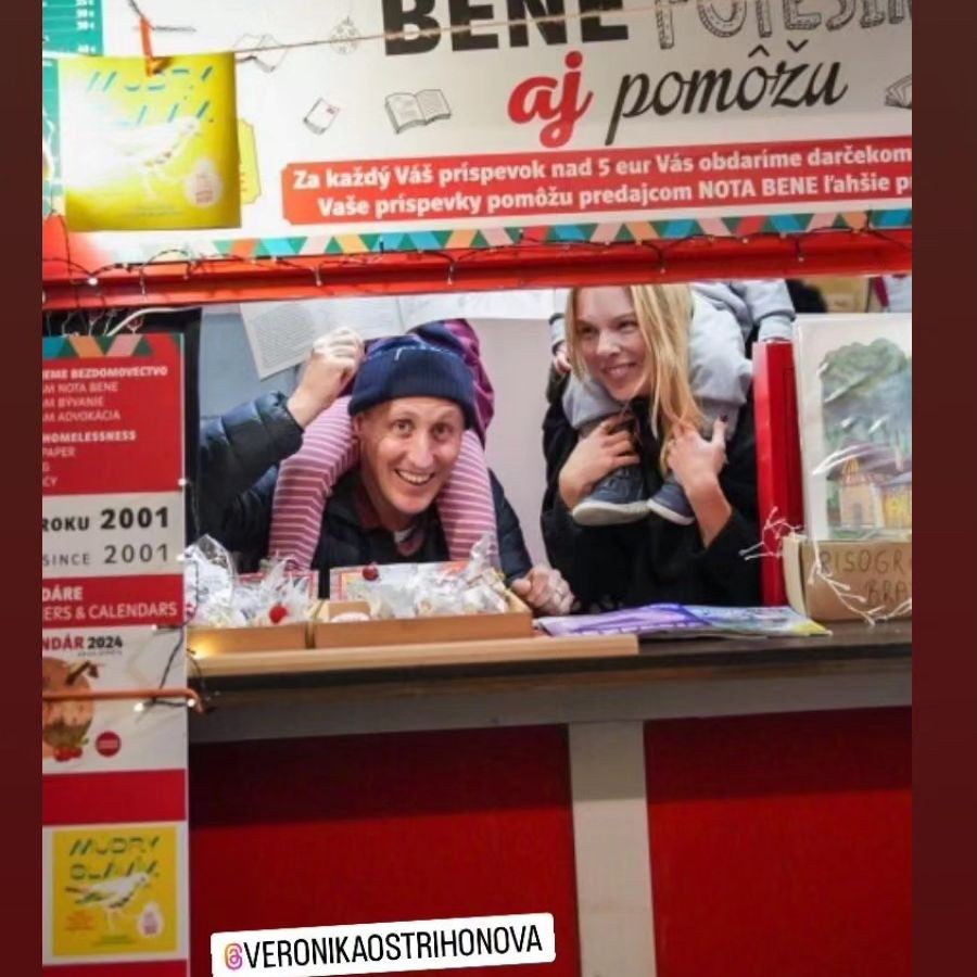 Sajfa s manželkou Veronikou vypomáhali v stánku Nota bene.