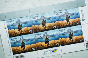 Ukraińska poczta wypuściła do obiegu znaczek upamiętniający wydarzenia na Wyspie Wężowej, 12 kwietnia 2022 r.