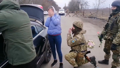 Ukrán katonák vették körbe az autót, majd váratlan és megható fordulatot vettek az események a  háborúban készült videón