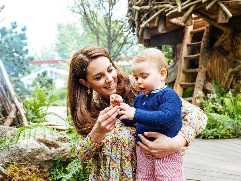 Księżna Kate i Książę William z dziećmi w królewskich ogrodach