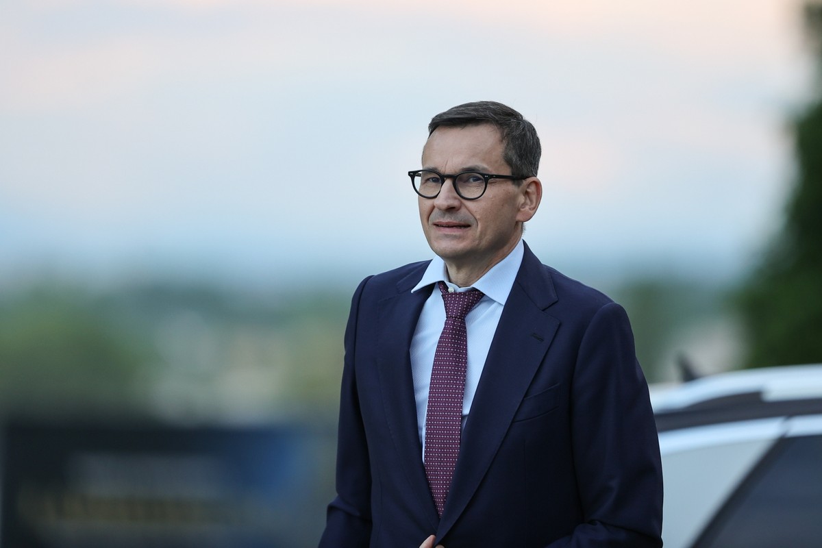 Poseł Prawa i Sprawiedliwości Mateusz Morawiecki w drodze na mszę świętą w katedrze na Wawelu w Krakowie, politycy PiS odwiedzają katedrę w miesięcznicę pogrzebu pary prezydenckiej Lecha i Marii Kaczyńskich