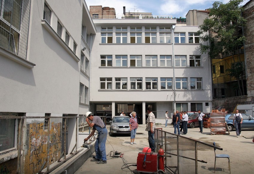 Potpuno sređena fasada, dvorište sređuju za vikend