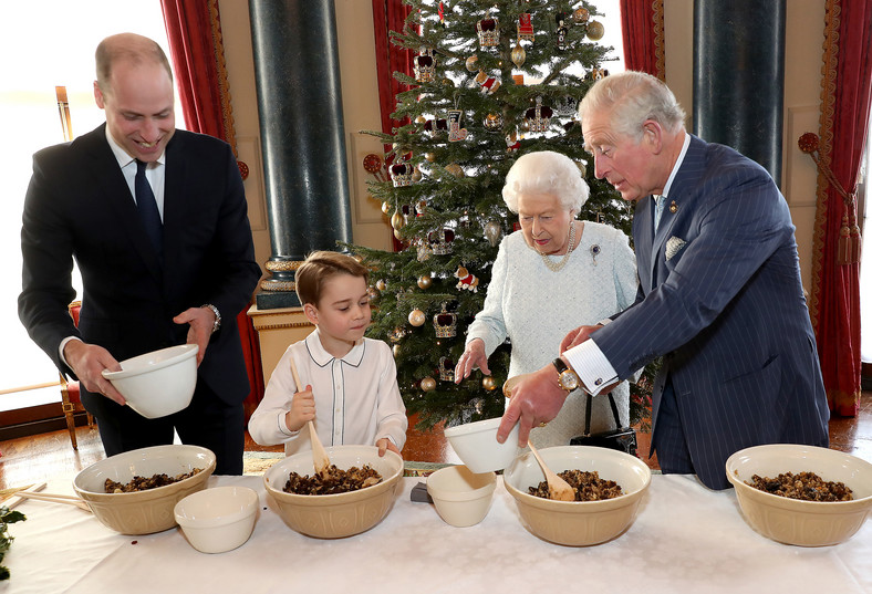 George, William, Karol i Elżbieta II przyrządzają pudding