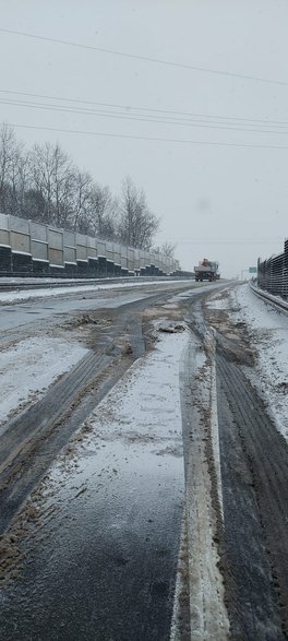 Problemy ciężarówek na DK-1 w Czechowicach-Dziedzicach - 12.12.2022 - autor: Nadesłane przez czytelników; OSP Dziedzice