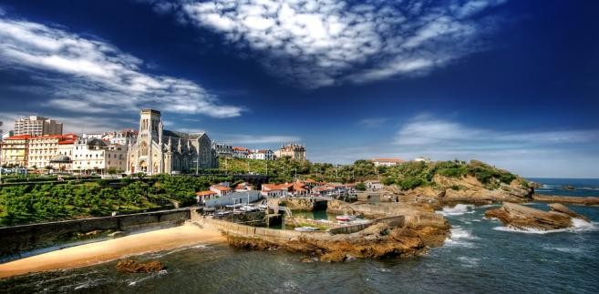 Biarritz – miasto leży przy granicy z Hiszpanią, a swoją popularność wśród turystów zawdzięcza bardzo dobrym warunkom surfingowym.
