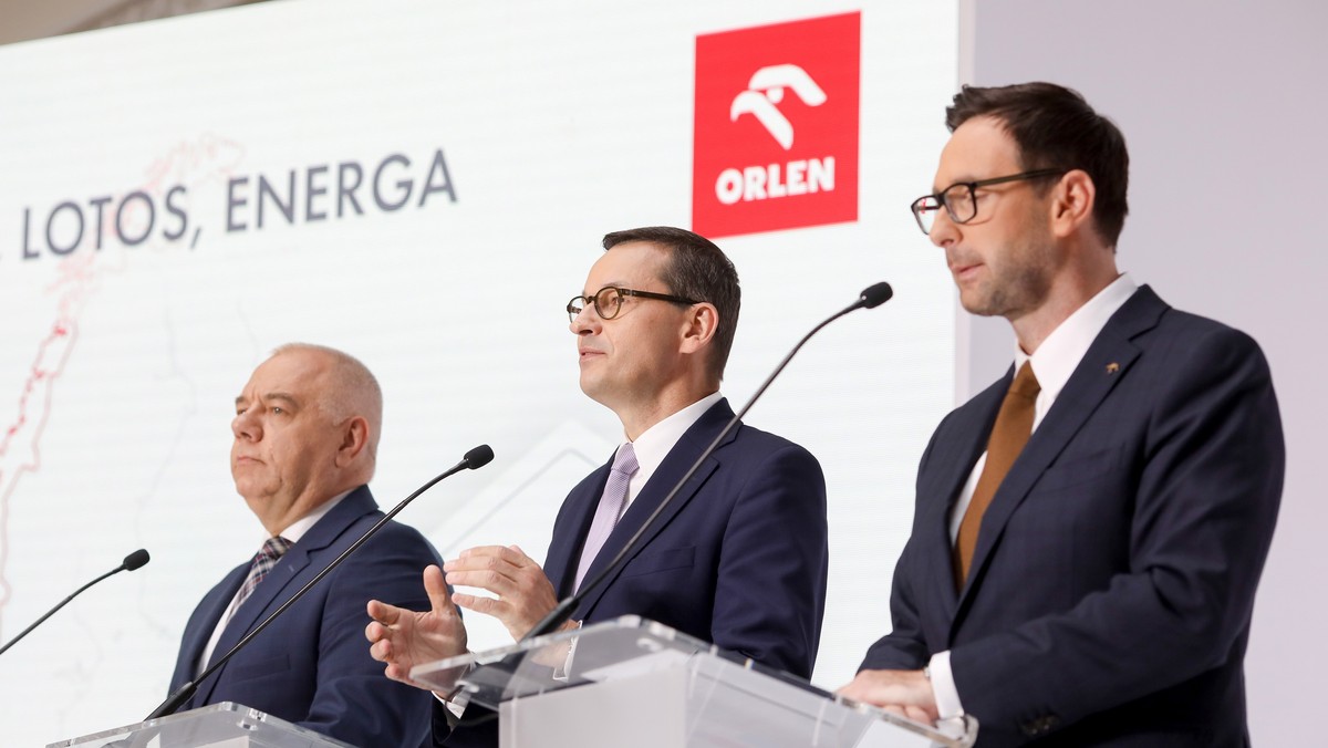 Konferencja prasowa PKN Orlen. Od prawej stoją: Daniel Obajtek,   prezes Orlenu, premier Mateusz Morawiecki oraz minister aktywów państwowych Jacek Sasin, Warszawa, lipiec 2020 r.