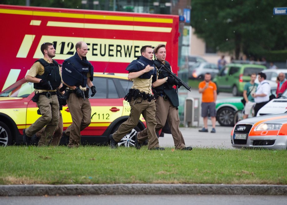 Do Monachium skierowano elitarną jednostkę antyterrorystyczną i inne oddziały specjalne. W operacji brała też udział elitarna jednostka austriackiej policji Cobra