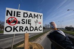 Kielce: Rolnicy przenieśli się z dróg do centrum. Traktor blokuje dojazd do Urzędu Wojewódzkiego